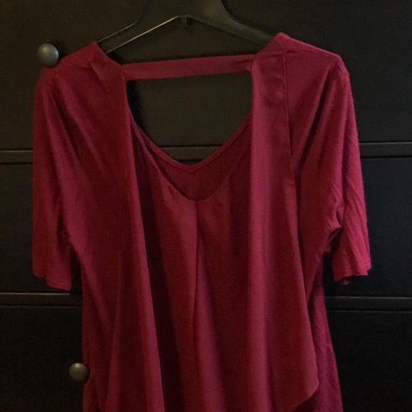 Flowing, flattering v-neck with back cutout - Picture 2 of 2